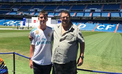 Miguel y su padre, José Antonio González, durante una visita al estadio Santiago Bernabéu en 2017, en una foto cedida por la familia.