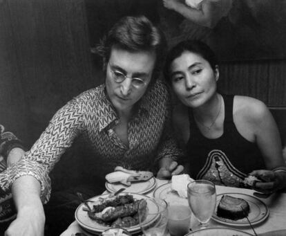 Lennon y Ono en un restaurante neoyorquino en 1972. 