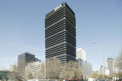 BBVA ganó 3.143 millones hasta septiembre, un 14,3% menos, y sitúa su 'core capital' en el 9,1%. En la imagen, la Torre BBVA, en Madrid.