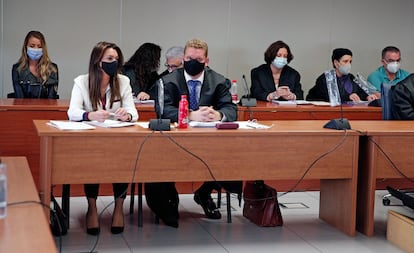 En la última fila, en los extremos, los acusados María Jesús (a la izquierda) y Salvador (a la derecha y con polo azul), durante la vista pública del juicio que se ha iniciado hoy en la Audiencia de Valencia.