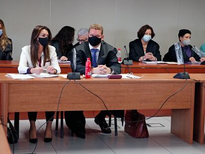 En la última fila, en los extremos, los acusados María Jesús (a la izquierda) y Salvador (a la derecha y con polo azul), durante la vista pública del juicio que se ha iniciado hoy en la Audiencia de Valencia.