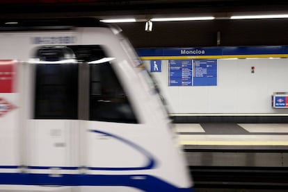 Un tren de la línea 3 pasa por la estación de metro de Moncloa, este miércoles.