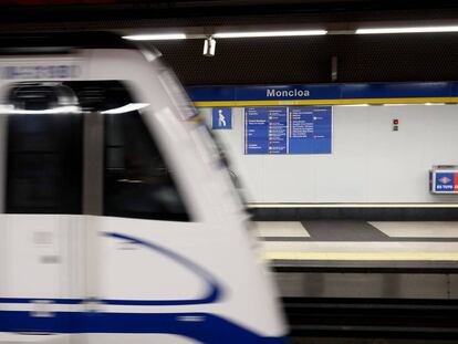 Un tren de la línea 3 pasa por la estación de metro de Moncloa, este miércoles.