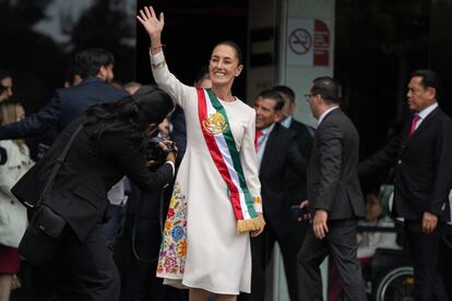 Claudia Sheinbaum saluda a simpatizantes fuera del Palacio de San Lázaro, este martes tras su toma de protesta.  