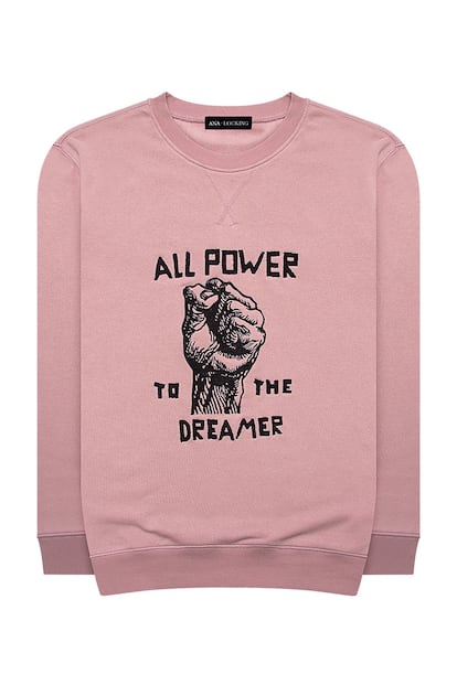 Sudadera con mensaje "All power to the dreamer" de la colección para este otoño-invierno de la diseñadora española Ana Locking (130 euros).