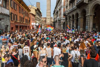 Miles de personas asisten a la marcha del orgullo gay en Bolonia, Italia.