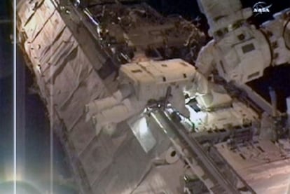 Trabajos de reparación en el exterior de la Estación Espacial Internacional.