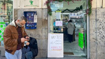 Cartel sobre la disponibilidad de test de antígenos en una farmacia de la calle de Fuencarral, en Madrid.