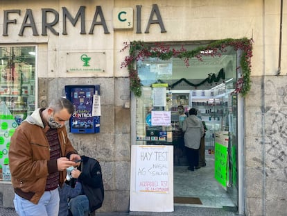 Cartel sobre la disponibilidad de test de antígenos en una farmacia de la calle de Fuencarral, en Madrid.