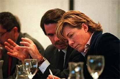 José María Aznar y Pilar del Castillo, durante la firma del acuerdo en la Residencia de Estudiantes.