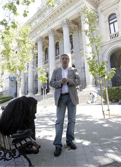 El candidato de IU a la Presidencia de la Comunidad, Gregorio Gordo delante de la Bolsa de Madrid explica sus propuestas en materia de Fiscalidad