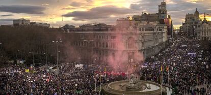 Manifestación del 8 de marzo en Madrid por el Día de la Mujer. La víspera, Fernando Simón dijo: "No creo que haya que hacer ninguna recomendación especial ahora mismo, hay que ser sensatos. Deseo que el 8-M si es posible, tenga un gran éxito".