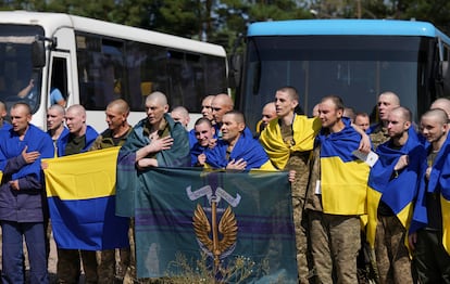 Prisioneros de guerra ucranianos liberados del cautiverio ruso, en Ucrania, en agosto de 2024