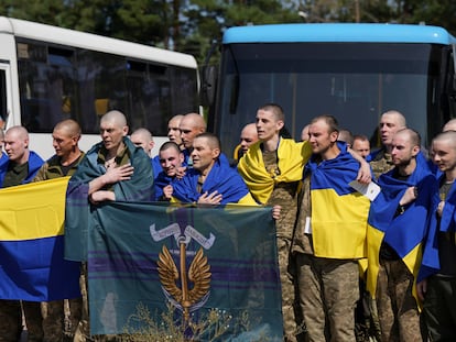 Prisioneros de guerra ucranianos liberados del cautiverio ruso, en Ucrania, en agosto de 2024