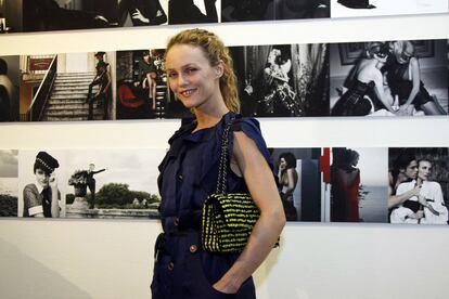 La cantante francesa Vanessa Paradis visita la exposición de Karl Lagerfeld.