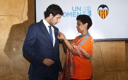 El jugador del Valencia Daniel Parejo y la directora de ONU Mujeres, Phumzile Mlambo-Ngcuka, en Nueva York.