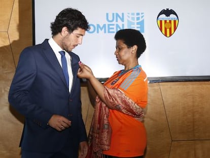 El jugador del Valencia Daniel Parejo y la directora de ONU Mujeres, Phumzile Mlambo-Ngcuka, en Nueva York.