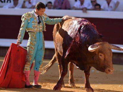 Rafaelillo, ante un toro de Pedraza de Yeltes, en la plaza de toros de Dax, ayer domingo (Francia).