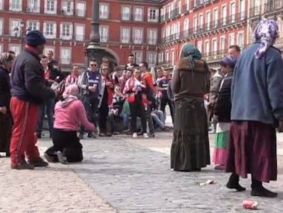 Los seguidores tiraron las monedas y billetes a las mujeres en la Plaza Mayor