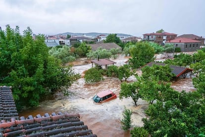 Un coche en una de las zonas inundadas a causa de las lluvias torrenciales, este martes en Volos (Grecia).