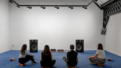 Una instalación de Rirkrit Tiravanija, en la retrospectiva que le dedica Luma Arles.