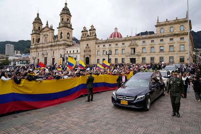 El coche fúnebre conduce el féretro de Miguel Uribe tras la ceremonia funeral en Bogotá, Colombia, este miércoles.
