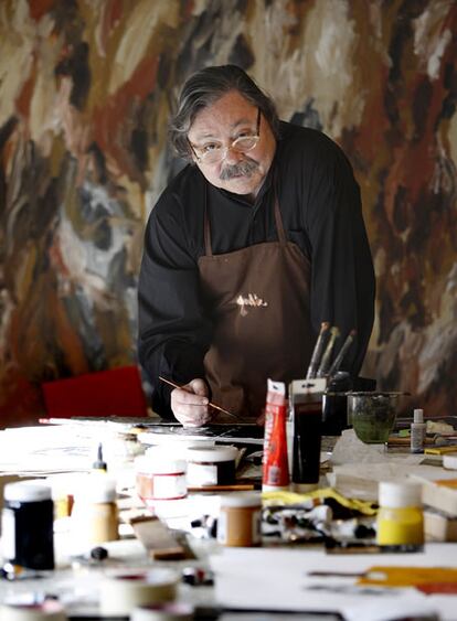 Alberto Corazón pinta en su estudio al aire libre en Madrid.