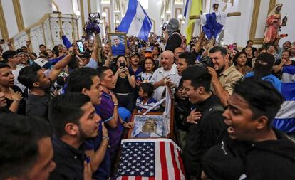 Familiares y amigos despiden al preso político nicaragüense-estadounidense Eddy Montes Praslin, muerto durante un motín en la prisión de máxima seguridad de La Modelo, durante una misa en la catedral de Matagalpa (Nicaragua).