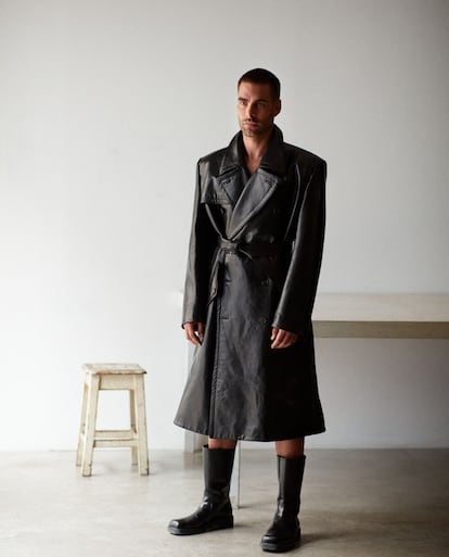 El modelo y actor posa con abrigo y botas Prada.