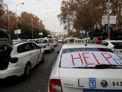 Cientos de taxis, durante la marcha lenta de Colón hasta el Palacio de Cibeles.