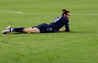 Gareth Bale tendido en el césped del campo del Wolfsburgo. El Madrid perdió por 2-0 la ida de los cuartos de final de la Champions. 
