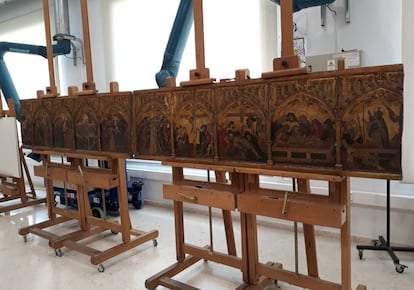 La predela del retablo del 'Centenar de la ploma', en restauración.