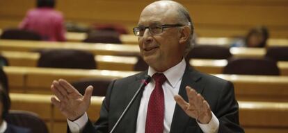 El ministro de Hacienda y Administraciones Públicas, Cristóbal Montoro, durante su intervención en el pleno del Senado.