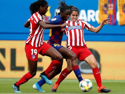 Oshoala (c), Tounkara (i) y Robles (d), en un Barcelona-Atlético.