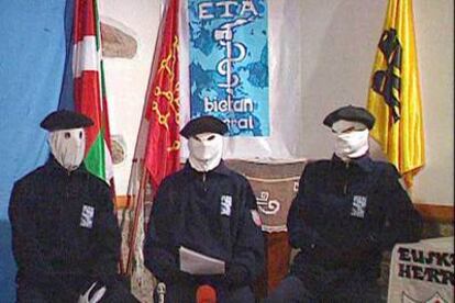 Tres encapuchados de ETA, en una imagen tomada de la televisión pública vasca (ETB).