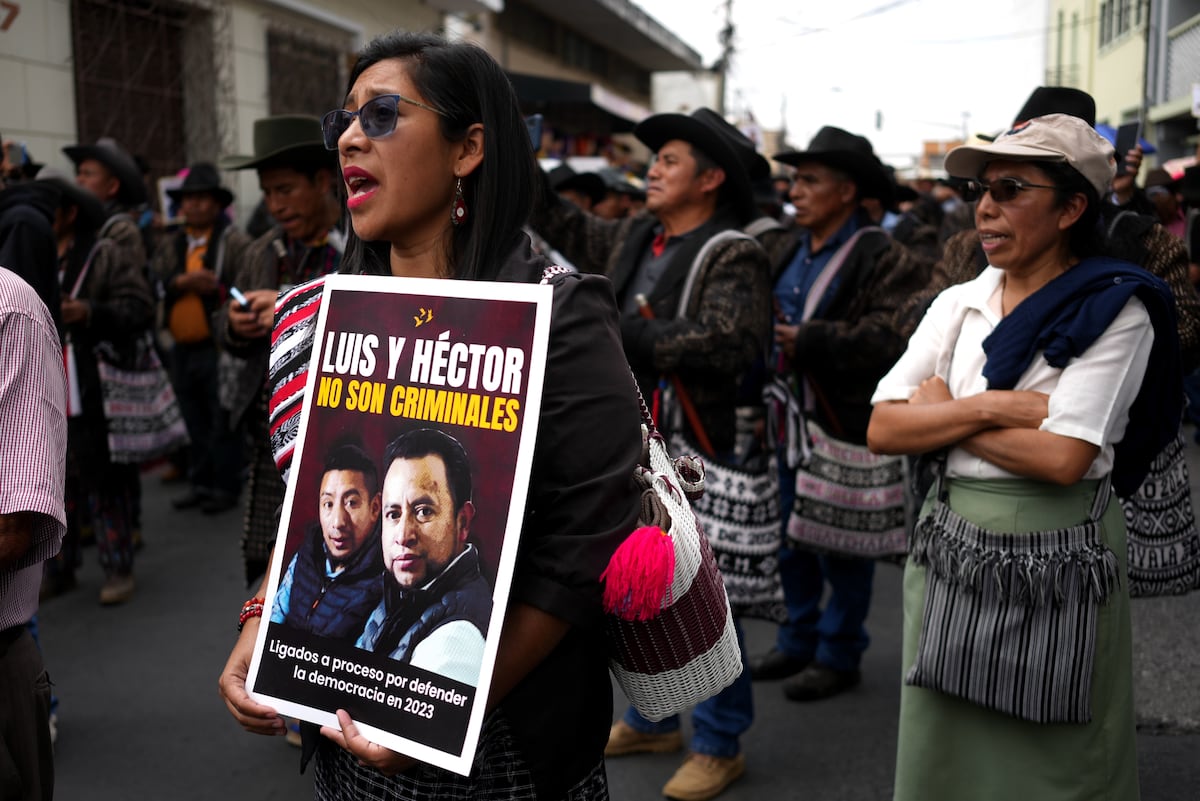 Los líderes indígenas que salvaron la presidencia de Arévalo en Guatemala seguirán sus procesos por “terrorismo” en prisión domiciliar
