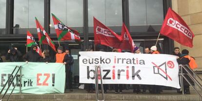 Trabajadores de las emisoras de EiTB protestan contra el ERE a las puertas de la sede del ente en Bilbao.