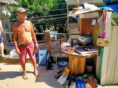 Vecino de favela Rocinha que se dedica a reciclar resíduos.