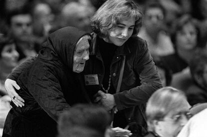 Una joven ayuda a una anciana a sentarse para escuchar a Felipe González en una conferencia en la Universidad Carlos III de Madrid, el 9 de febrero de 1996.