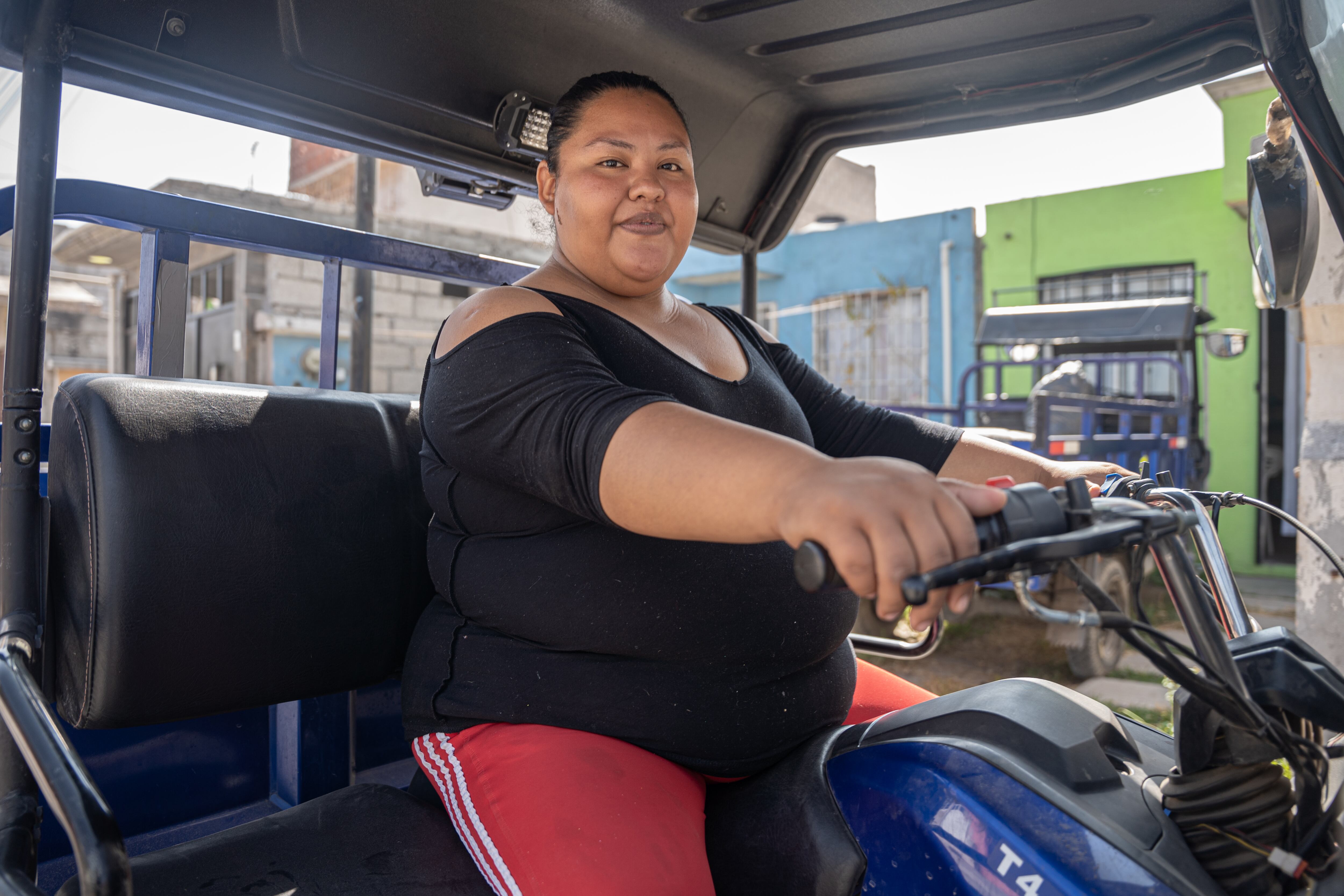 Marimar, la voz tras el audio de 'fierro viejo', en su moto para la venta y compra de fierros en la zona de Coacalco.