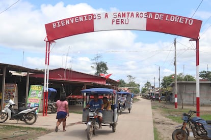 Santa Rosa está frente a la ciudad colombiana de Leticia, en la triple frontera amazónica con Brasil.