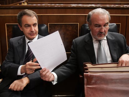 José Luis Rodríguez Zapatero y Pedro Solbes, en 2007 en el Congreso.