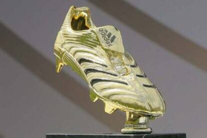 La bota de oro, trofeo para el máximo goleador del Mundial Alemania 2006, durante su presentación en Berlín.