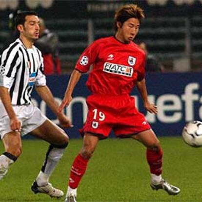 El coreano Lee intenta controlar la pelota ante Zambretta.