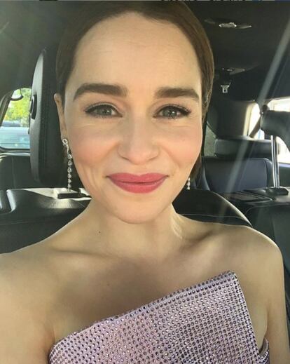 A atriz Emilia Clarke postou uma foto do carro quando se dirigia ao tapete vermelho: "Nós, loiras, passamos melhor... Que comece uma grande noite"