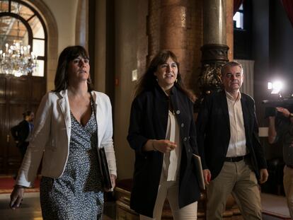 De izquierda a derecha, Aurora Madaula y la expresidenta Laura Borràs en una imagen de archivo en el Parlament. / Massimiliano Minocri