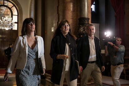 Aurora Madaula (izquierda) junto a Laura Borràs en el Parlament, en una imagen de archivo.