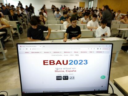 Pruebas e acceso a la universidad en el campus de la Universidad de Murcia, este lunes.