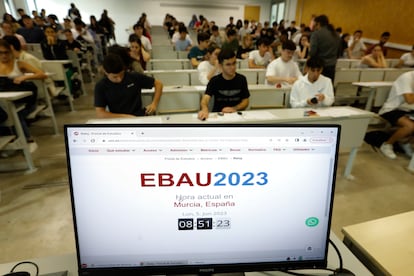 Pruebas e acceso a la universidad en el campus de la Universidad de Murcia, este lunes.