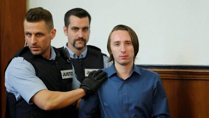 Sergei W, acusado de atentar contra un autob&uacute;s con jugadores del Borussia de Dortmund, a su llegada a la sala en la que el jueves arranc&oacute; su juicio. 